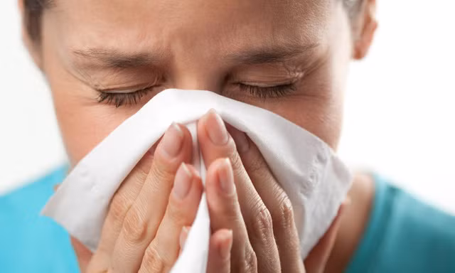 Vì sao bạn dễ ốm khi thời tiết chuyển mùa?
