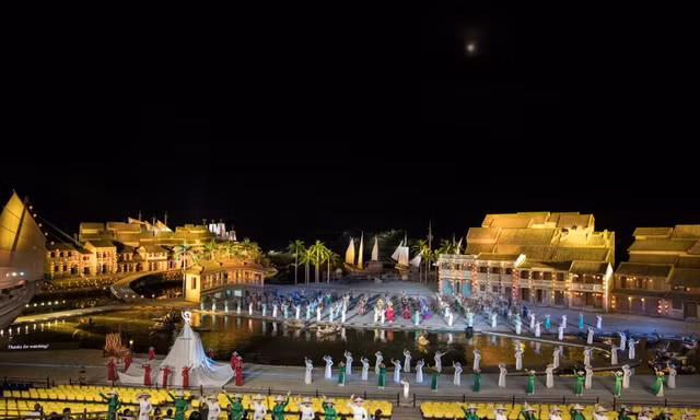Show thực cảnh giữa sông Hoài được công nhận là chương trình có sân khấu ngoài trời lớn nhất Việt Nam với lượng diễn viên tham gia đông đảo nhất