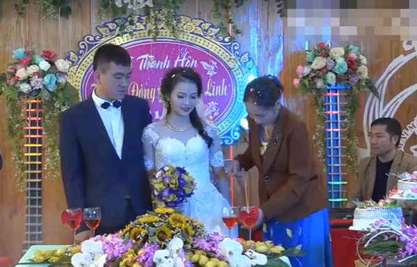 Lúc đầu là mẹ chú rể lên tặng. (Ảnh cắt từ clip)