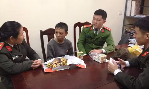Tuấn Anh được Công an huyện Diễn Châu đưa về trụ sở chăm sóc.