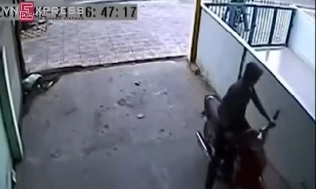 Những người bất lực đuổi theo trộm bẻ khoá xe máy