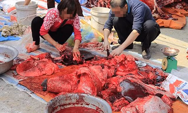 Rùng mình cảnh đánh, ăn tiết canh thản nhiên giữa Thủ đô
