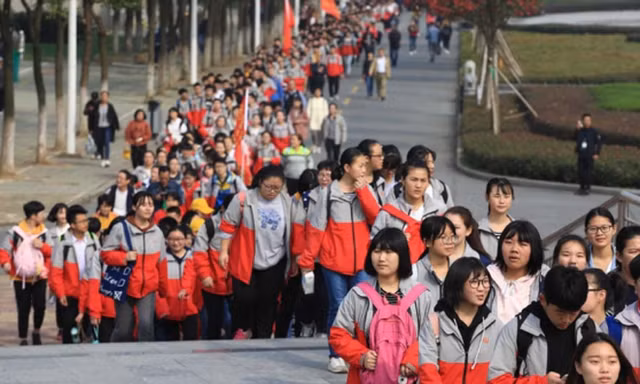 Hàng nghìn học sinh hành quân 40km mong đặt chân vào trường đại học