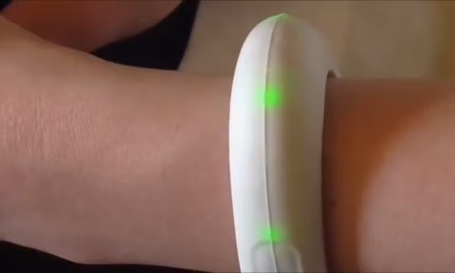 Vòng tay thông minh gọi 7 số điện thoại bằng một cú bấm