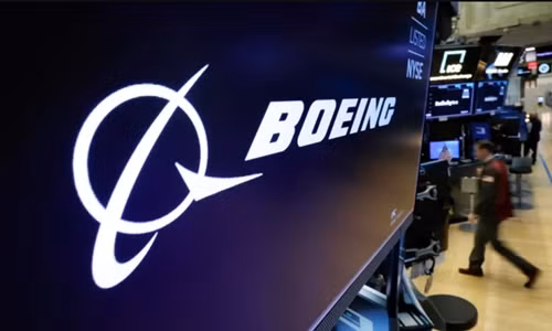 Logo Boeing trên một màn hình tại Sàn chứng khoán New York (NYSE). Ảnh: Reuters