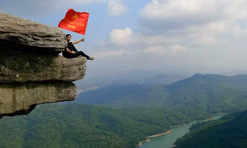 Thót tim selfie ở mỏm đá nhìn như muốn 'rớt xuống vực'