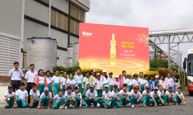 Các học sinh tham quan Nhà máy dầu ăn cao cấp 100% từ cá duy nhất tại Việt Nam và trên thế giới