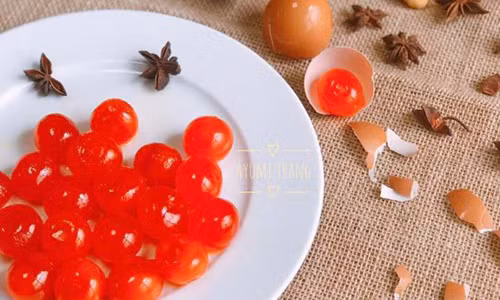 Trứng muối: Nguyên liệu không thể thiếu cho nhiều món ăn hấp dẫn