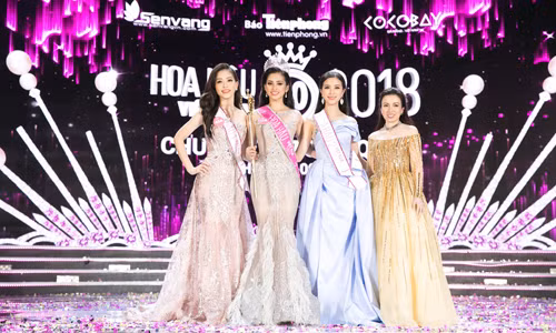Chị Bùi Thị Mỹ Cảnh - Tổng giám đốc Công ty Cổ phần Ngọc trai Long Beach rạng rỡ bên Tân Hoa hậu và 2 Á hậu trên sân khấu