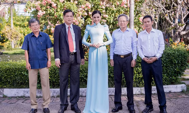 Trần Huyền Nhung dịu dàng với áo dài truyền thống của NTK Tuấn Hải 