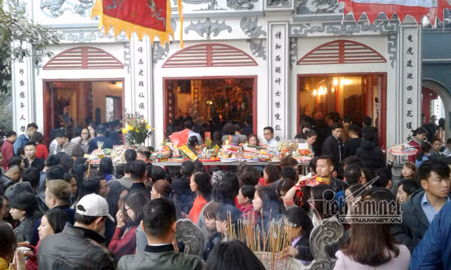 Tết Nguyên Tiêu ở Việt Nam lại bắt nguồn từ việc đồng áng của cư dân nông nghiệp lúa nước và văn hóa Phật giáo. Ảnh: VietNamNet