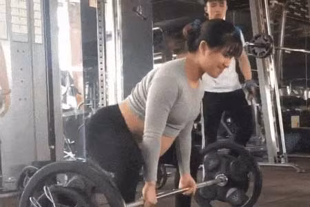 Mẹ bầu 9X tập tạ nặng gây tranh cãi trên mạng xã hội. Ảnh cắt từ clip.