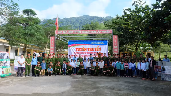 Chương trình tình nguyện “Ấm tình quân dân” tại Lạc Sơn, Hoà Bình