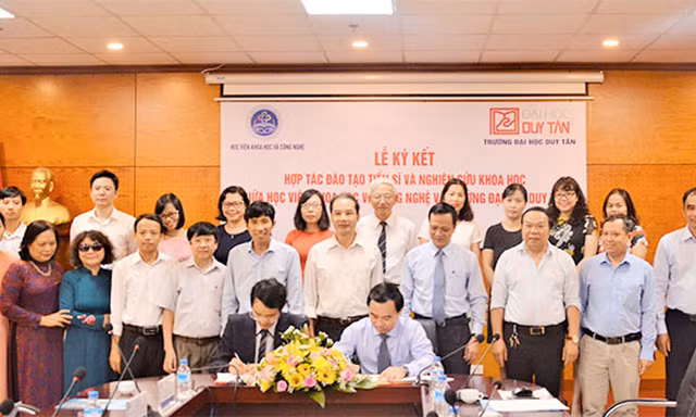 TS. Lê Nguyên Bảo - Hiệu trưởng ĐH Duy Tân cùng PGS. TS. Vũ Đình Lãm - Giám đốc Học viện Khoa học và Công nghệ ký biên bản thỏa thuận