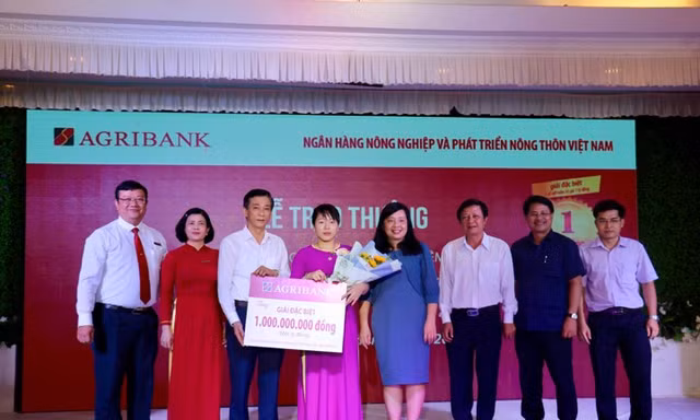 Agribank trao sổ tiết kiệm 01 tỷ đồng cho khách hàng trúng thưởng