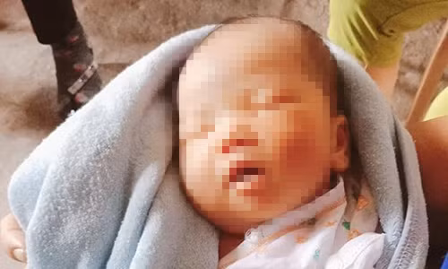Bé gái 10 ngày bị bỏ rơi trong đêm tối. Ảnh: HS. 