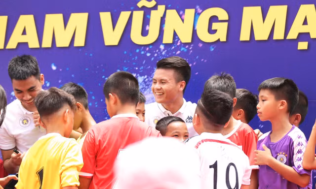 Quang Hải sẽ truyền cảm hứng đến các em học sinh.