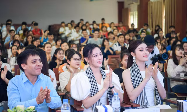 Á hậu Huyền My: Sách quý là người thầy vĩ đại đối với mọi người