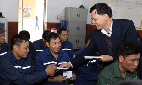 Lãnh đạo công ty khuyến khích công nhân ngày sản xuất đầu năm mới 2019