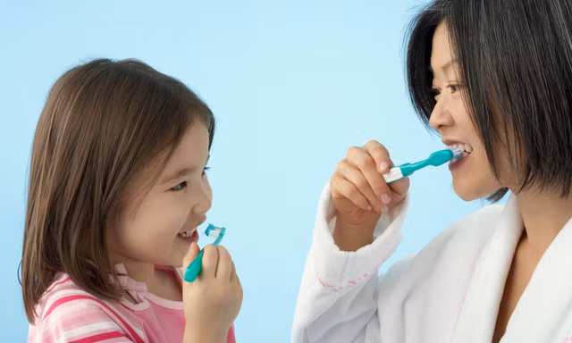 Những sai lầm tai hại của mẹ khi đánh răng cho con