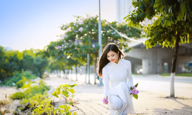 Thiếu nữ Hà thành đẹp dịu dàng bên hoa bằng lăng