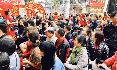 Người dân thường xếp hàng mua vàng ngày vía Thần Tài để cầu may mắn