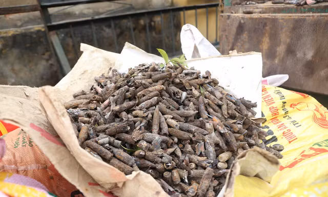 Các đầu đạn được thu sau vụ nổ ở Bắc Ninh. Ảnh: Gia Chính.