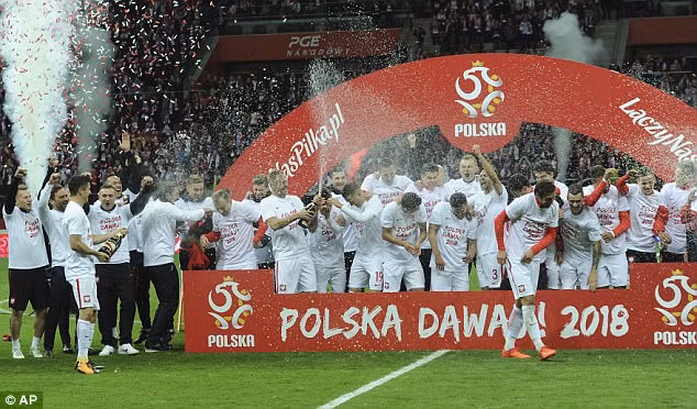 Lewandowski tỏa sáng, Ba Lan giành vé dự World Cup 2018