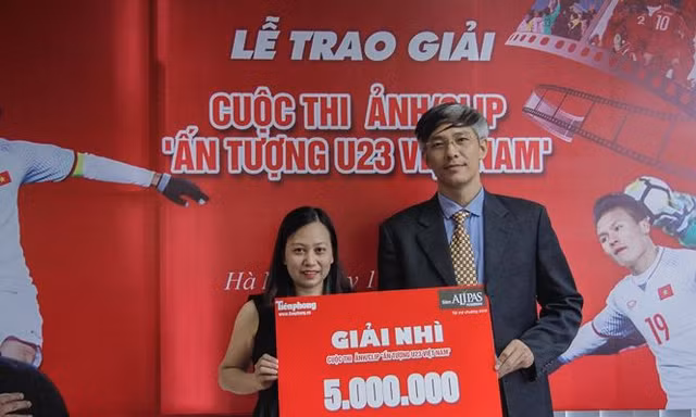  Đại diện nhãn hàng Sâm Alipas-nhà tài trợ chính cho cuộc thi, trao giải nhì trị giá 5.000.000 đồng