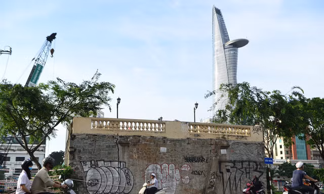 'Cầu tình yêu' 125 tuổi với kiến trúc Pháp ở Sài Gòn chi chít vết nứt lớn