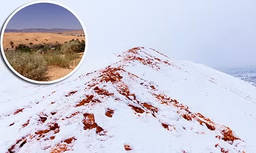 Tuyết nhuốm màu đỏ của cát bao phủ khắp sa mạc Sahara. Ảnh: Daily Star.