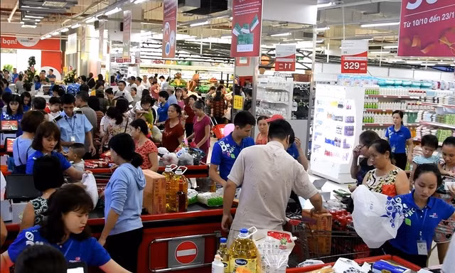 Đông đảo khách hành đến mua sắm tại các Co.opmart SCA