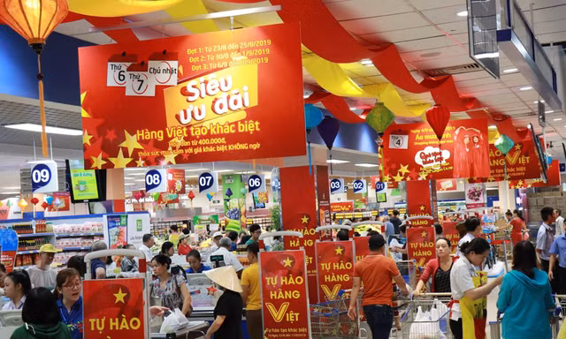 Mặc dù ngày đầu tuần nhưng đông đảo khách hàng vẫn đến siêu thị Co.opmart và đại siêu thị Co.opXtra mua sắm để săn hàng giá rẻ