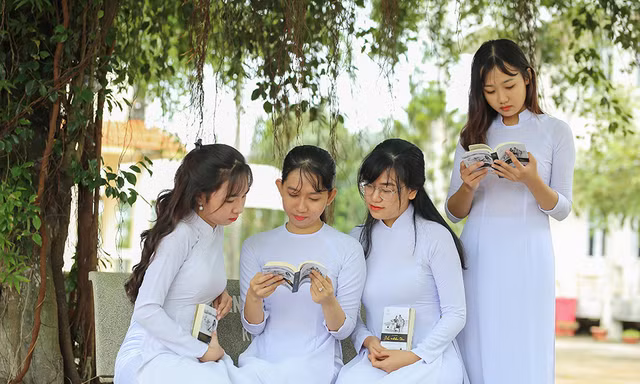 Nữ sinh chăm chú đọc sách