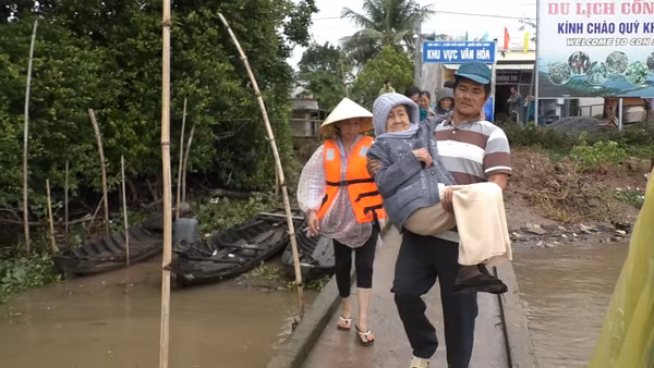 Hỗ trợ người dân ở Cồn Sơn (Bình Thủy, TP Cần Thơ) tránh bão