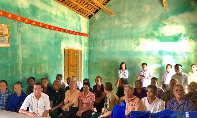 Tại Nhà Văn hóa xã Ân Nghĩa (Lạc Sơn, Hòa Bình), Eximbank đã tổ chức động viên thăm hỏi, trao tặng quà cho gia đình có công với cách mạng, mẹ liệt sỹ, vợ liệt sỹ, nạn nhân chất độc màu da cam,…
