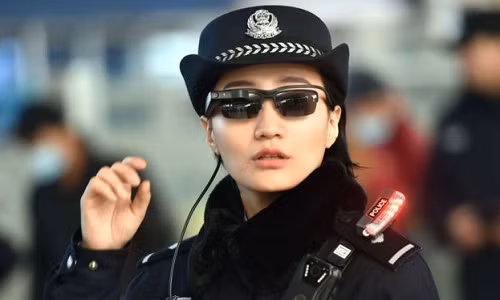 Kính râm được trang bị công nghệ chụp ảnh và nhận diện khuôn mặt. Ảnh: AFP.
