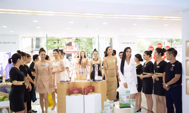 Thí sinh Miss World Vietnam 2019 được chào đón tại showroom mỹ phẩm YHL.
