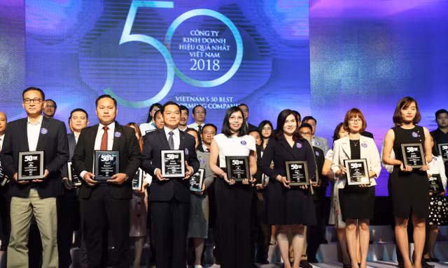 Đại điện Công ty CP Thế giới di động (áo trắng-đúng giữa) nhận giải thưởng