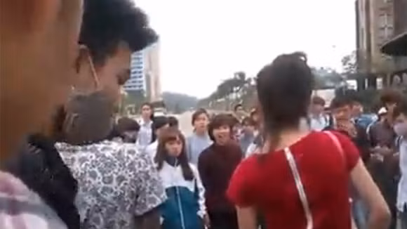 Kinh hoàng nữ sinh bị đánh đập dã man, lột đồ giữa phố