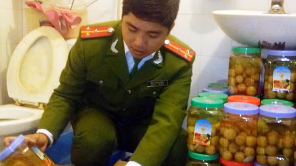 Chanh muối chất lượng cao... “ủ” trong nhà vệ sinh