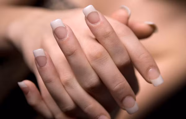 Mẹo giúp móng tay trắng hồng tự nhiên