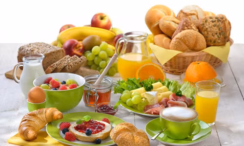 Những người béo có lẽ nên ăn sáng thường xuyên đều đặn mỗi ngày.