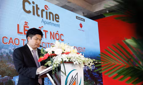 Lãnh đạo Thuduc House phát biểu trong lễ cất nóc