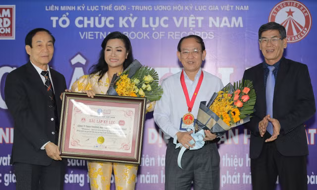 Bà Trần Uyên Phương – Phó Tổng Giám đốc tập đoàn Tân Hiệp Phát cùng Ông Nguyễn Văn Tư – Giám đốc khối Nghiên cứu và Phát triển đón nhận bằng xác lập kỷ lục và huy hiệu do Tổ chức kỷ lục Việt Nam trao cho cuốn sách THP Innnovation