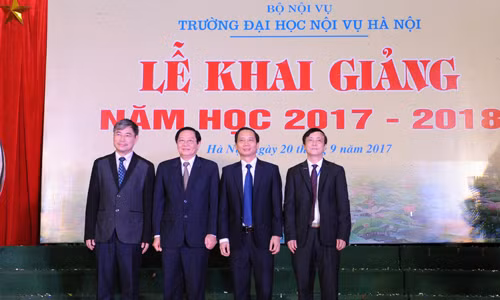Đồng chí Lê Vĩnh Tân, Ủy viên Ban chấp hành trung ương Đảng, Bộ trưởng Bộ Nội vụ đến dự khai giảng năm học mới 2017 - 2018 