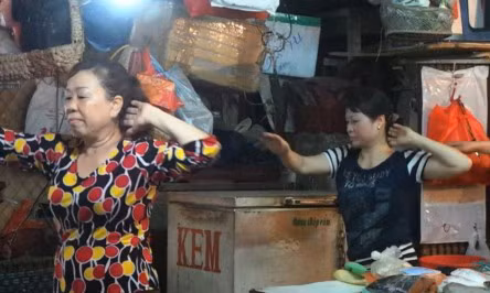 Tiểu thương vừa bán hàng vừa nhảy aerobic tại chợ ở Hà Nội