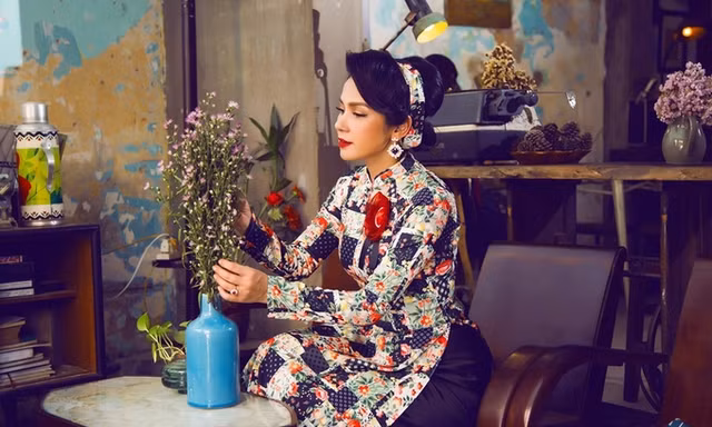 Diễn viên Việt Trinh đẹp xuất thần với áo dài xưa