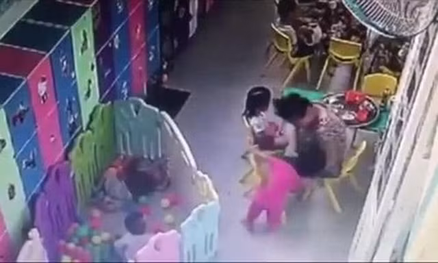 Cô giáo tát bé gái ngã xuống đất. (Ảnh cắt từ clip)