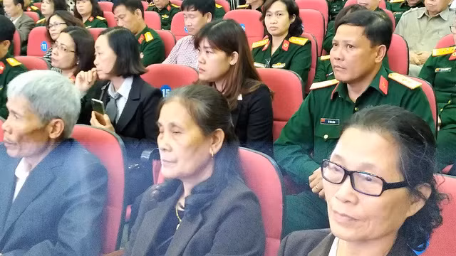 Chị Tạ Thị Kiều- người ngồi ở hàng hàng 2 thứ 2 từ phải sang, vợ của quân nhân thiếu tá Lê Hải Ninh cùng với người thân trong gia đình tại lễ tôn vinh.